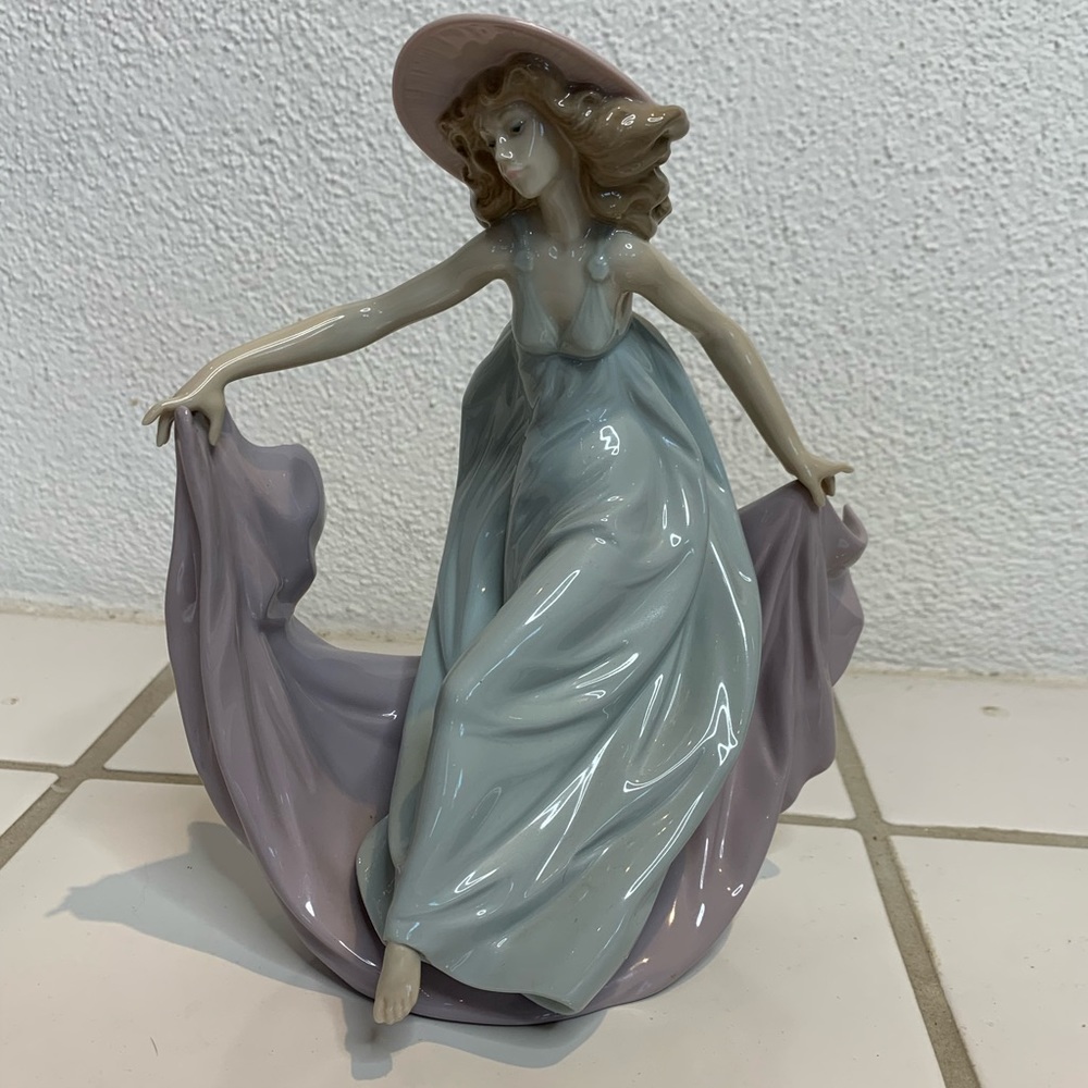 Lladro “May Dance”figurine 9”x8”